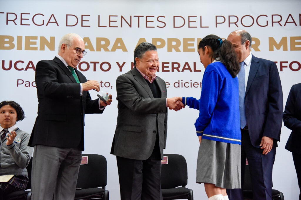 04_Diciembre_2023_Gobernador_Entrega de Lentes del Programa Ver Bien Para Aprender Mejor -16