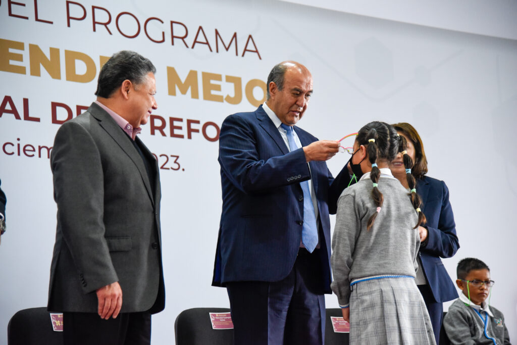 04_Diciembre_2023_Gobernador_Entrega de Lentes del Programa Ver Bien Para Aprender Mejor -35