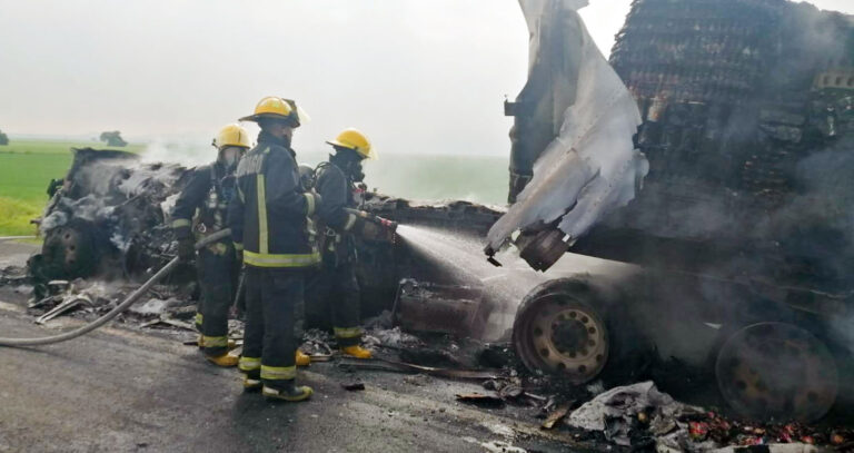 310824_SSPH_Sofocan rescatistas incendio en tractocamión_01