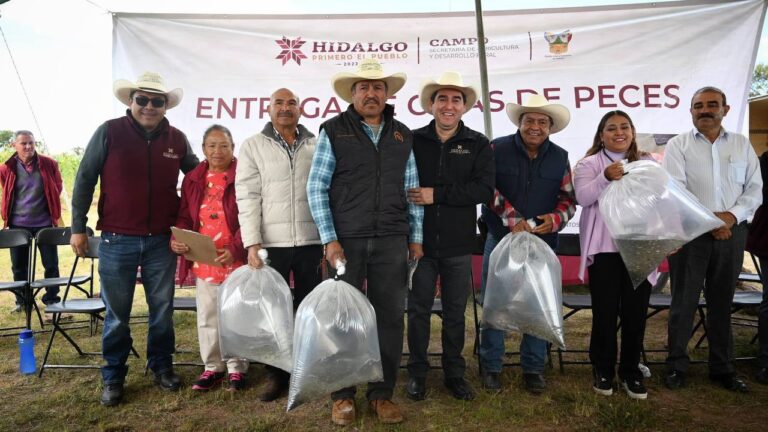 FOTO 03 OCTUBRE 2024_AGRICULTURA_gira de trabajo que hizo el Srío. para inaugurar una olla de captación de agua y crías de peces (6)