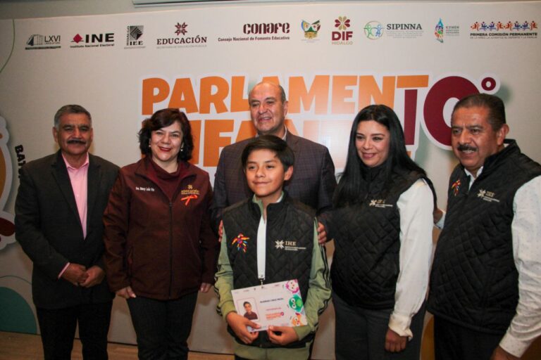 Copia de FOTO 27 NOVIEMBRE 2024_SEPH_Felicitación a participantes del 10° Parlamento Infantil Hidalgo 2024 (1)