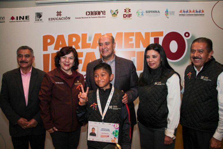 Copia de FOTO 27 NOVIEMBRE 2024_SEPH_Felicitación a participantes del 10° Parlamento Infantil Hidalgo 2024 (2)