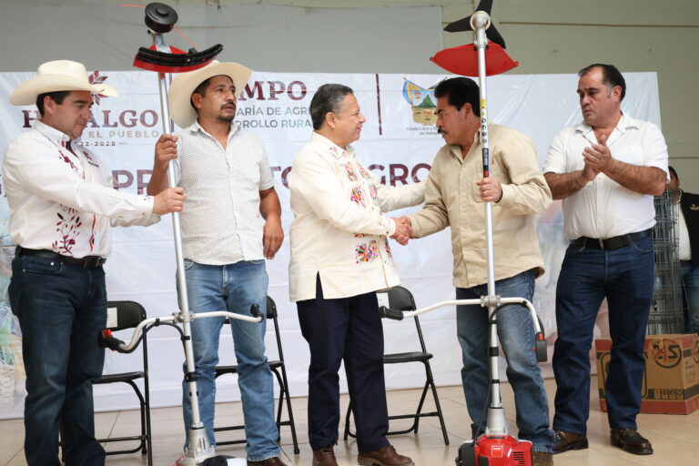 FOTO 12 NOVIEMBRE 2024_GOBERNADOR_ENTREGA DE APOYOS AGROPECUARIOS_METEPEC (3)