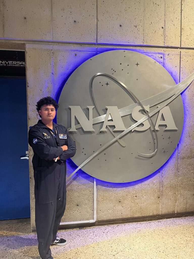 Copia de FOTO 01 DICIEMBRE 2024_SEPH_Estudiante de la UPMH participó en competencia de la NASA