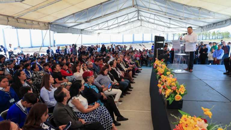 040325 Gobernador Inauguración preparatoria No.8-24