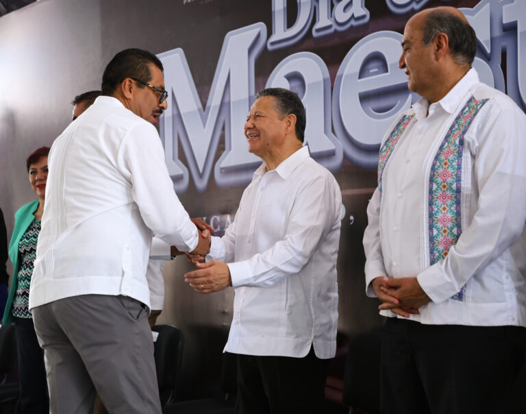 140525 Gobernador Día del Maestro -17