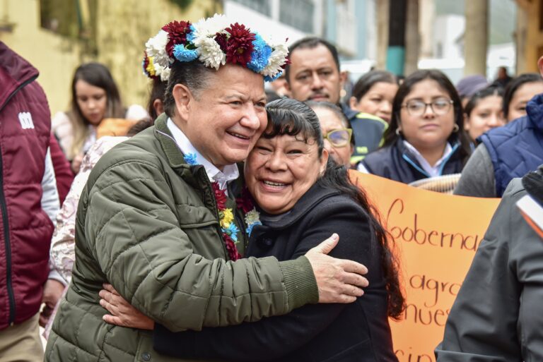 Gobernador abrazo Madre