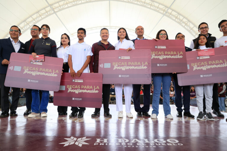 300625 Gobernador_Entrega de becas de la transformación-11