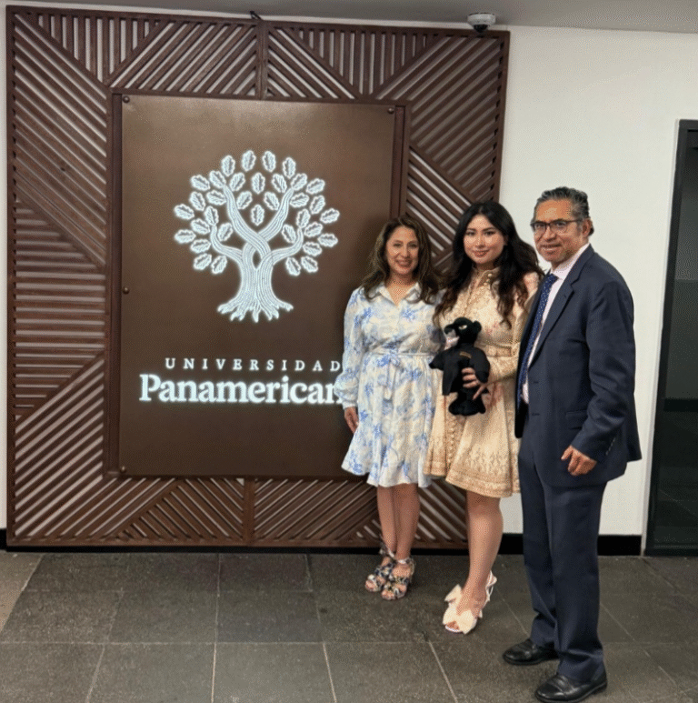 Dra. Lourdes Sánchez de Pacheco, la feliz nueva
profesionista Ximena Ivette Pacheco Sánchez y
Dr. Pablo Pacheco Hernández