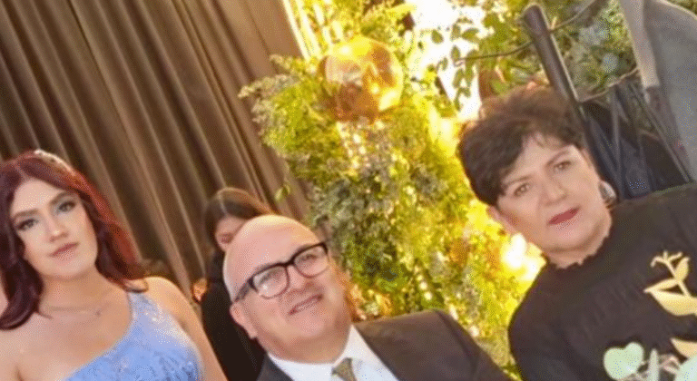 La feliz gradúa Geazul Castillo Salinas acompañada de sus tíos Jorge Mauricio Cardoso Legorreta y María de la Cruz Salinas de Cardoso