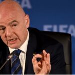 Infantino llega… y el futbol se vuelve diplomacia