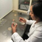 Egresada Garza garantiza la calidad en dispositivos médicos